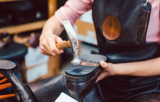 Bonus réparation textile et chaussures : comment en profiter ?