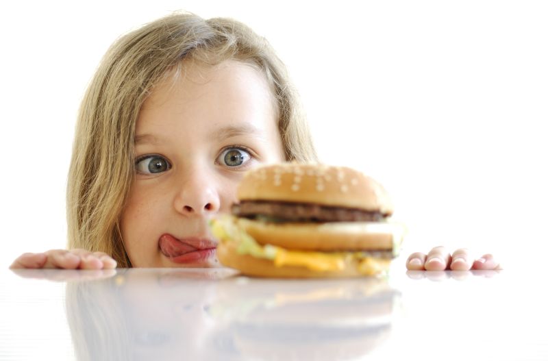 Enquête - Menus enfants dans les fast-foods  : trop de calories et peu d’information nutritionnelle