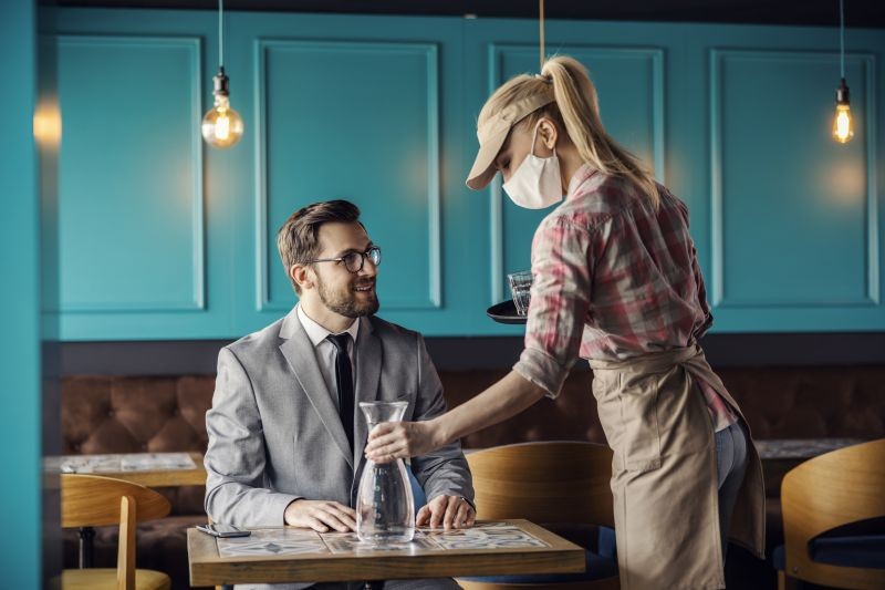 Droit à l'eau potable gratuite dans les établissements de restauration et débits de boisson : un défaut d'information