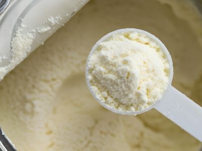 pot de lait en poudre  et une cuillère