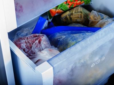 tiroir congélateur ouvert sachets d'aliments