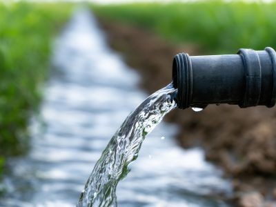 rivière eau qui sort d'un tuyau