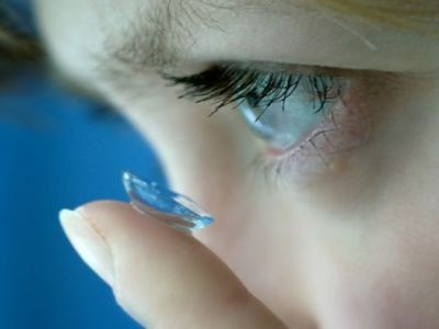 Lentilles de contact et produits de nettoyage : le grand écart des prix