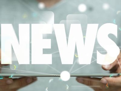 deux mains tenant une tablette numérique avec le mot news qui en sort