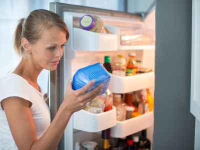 femme refrigerateur ouvert produits