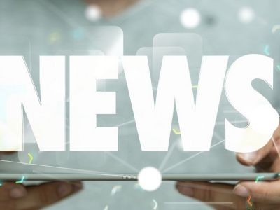 mais tenant une tablette numérique et mot NEWS