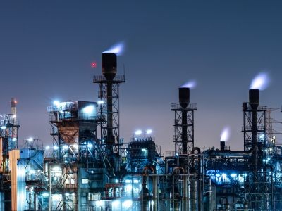 cheminées d'usine à gaz et pétrole