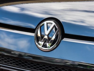 capot avant voiture et logo