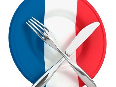 assiette avec imprimé le drapeau français une fourchette et un couteau
