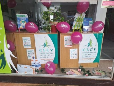 présentoirs ballons roses affiches magazines