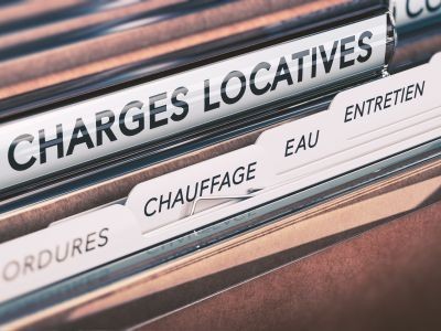 gros plan sur des dossiers avec plusieurs noms