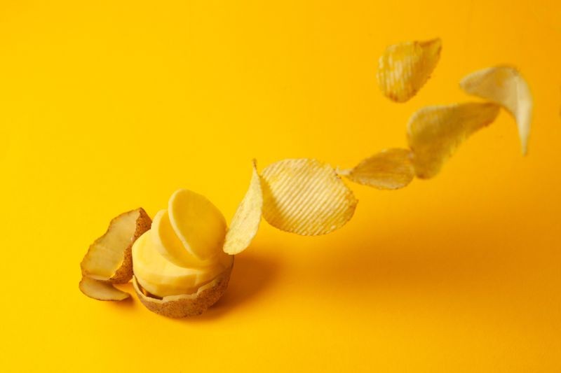 pomme de terre qui se transforme en chips