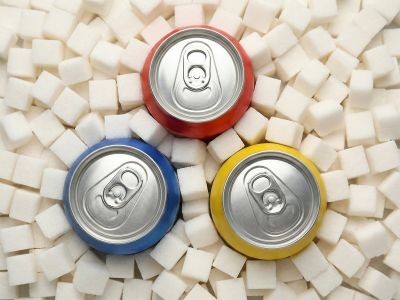 trois canette entourées de carrés de sucre