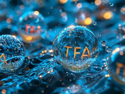 gouttes d'eau avec la mention TFA à l'intérieur sur de l'eau en mouvement