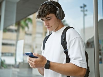 homme casque audio smartphone