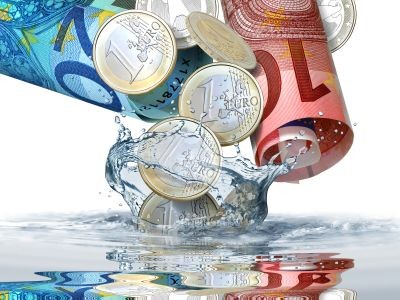 billets et pièces euros qui tombent dans de l'eau