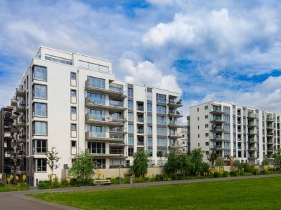 plusieurs immeubles dans un espace vert