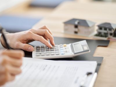 main calculatrice maisons papiers bureau