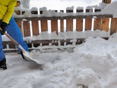 homme pelle barrière neige