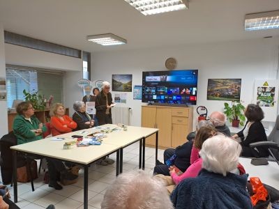 hommes et femmes autour d'une table