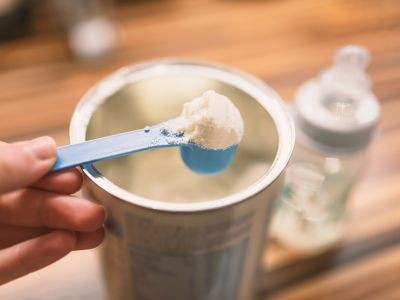 boite lait en poudre cuillère main