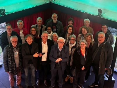 groupe de personnes hommrs et femmes