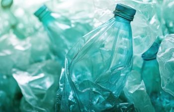 Consigne des bouteilles en plastique : la réduction à la source doit rester la priorité