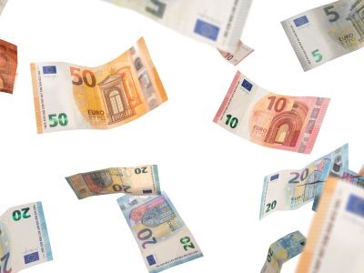 billets de 20 euros, 50 euros et 10 euros qui volent