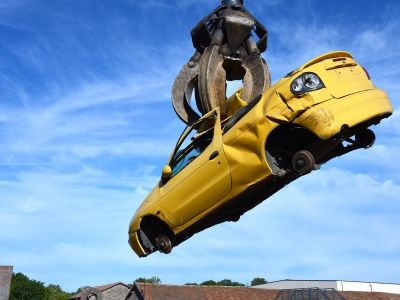 voiture prise dans le crochet d'une grue