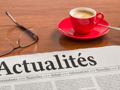 journal paire de lunettes tasse à café avec du café dedans