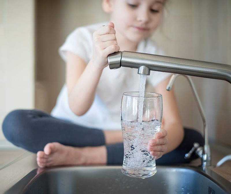 Coronavirus : boire l’eau du robinet c’est préserver sa santé et son porte-monnaie