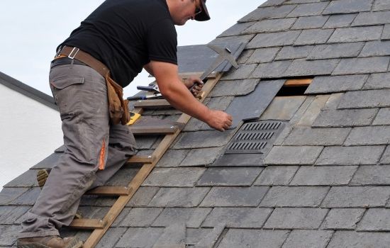 roofer-2967759_1920.jpg