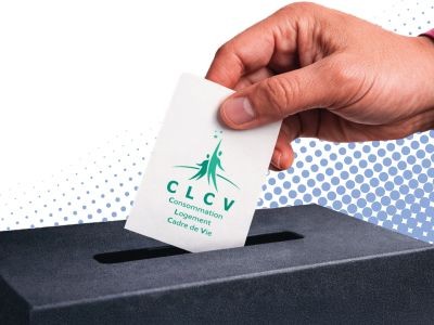 main qui dépose dans une urne un papier où il est écrit CLCV consommation logement cadre de vie avec le logo de l'association
