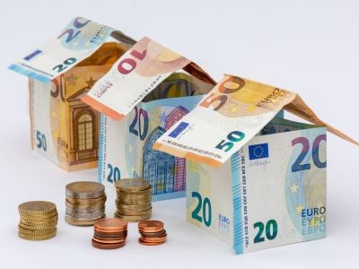 maison en billets euros et pièces
