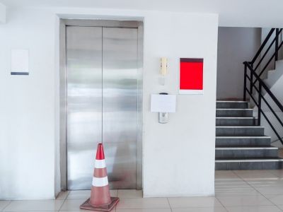 ascenseur escalier plot de travaux