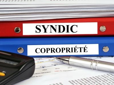 classeurs calculatrice stylo feuilles avec écriture