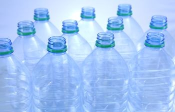 Greenwashing des bouteilles en plastique : une victoire en justice historique de la CLCV contre Volvic