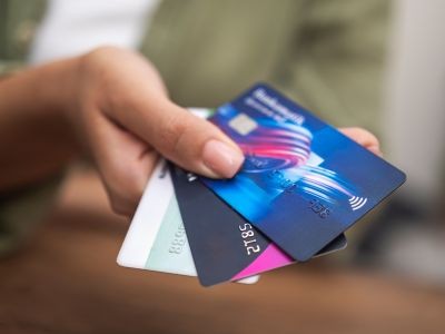 main cartes de crédit