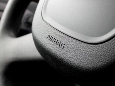 gros plan sur un volant où il est écrit airbag